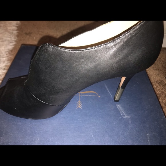 Pour La Victoire Vivie Peep Toe Leather Black Booties Gold Tip Heel - Size 10 - Picture 2 of 7